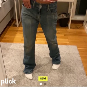 Levis jeans - Köpte dessa på plick så lånad bild på första men säljer tyvärr pågrund att dom var för stora (min mamma är de som har på sig dom på bild två) Dom är typ som M. Väldigt fint material och fin passform. 
