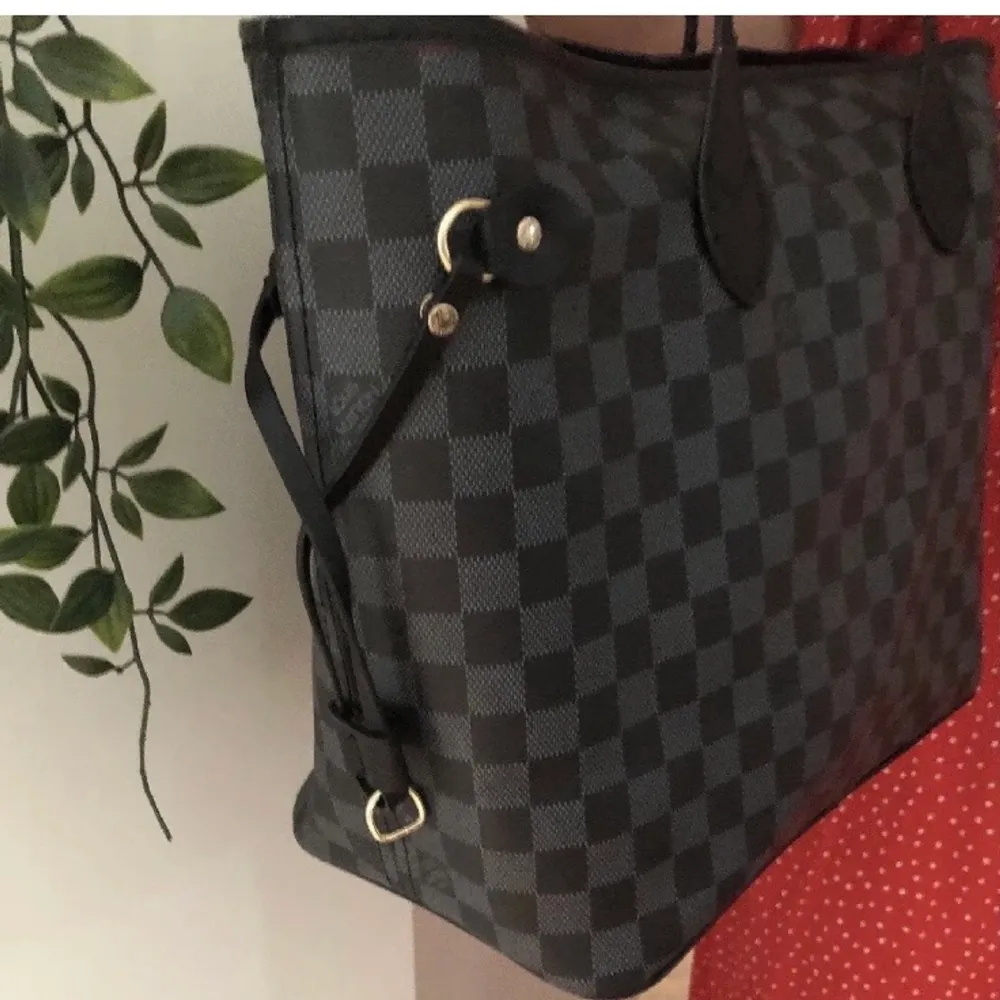 Louis Vuitton väska är i använt skick !. Väskor.