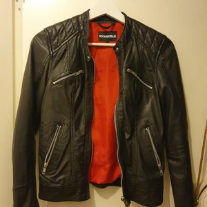 Rock&blue skinnjacka - Skinnjacka och superfint skick. Använd endast 3ggr. Nypris 3995:- 