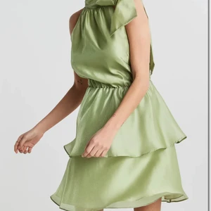 Klänning Gina Tricot  - Klänning från Gina Tricot. Storlek 34. Använd 1 gång. 