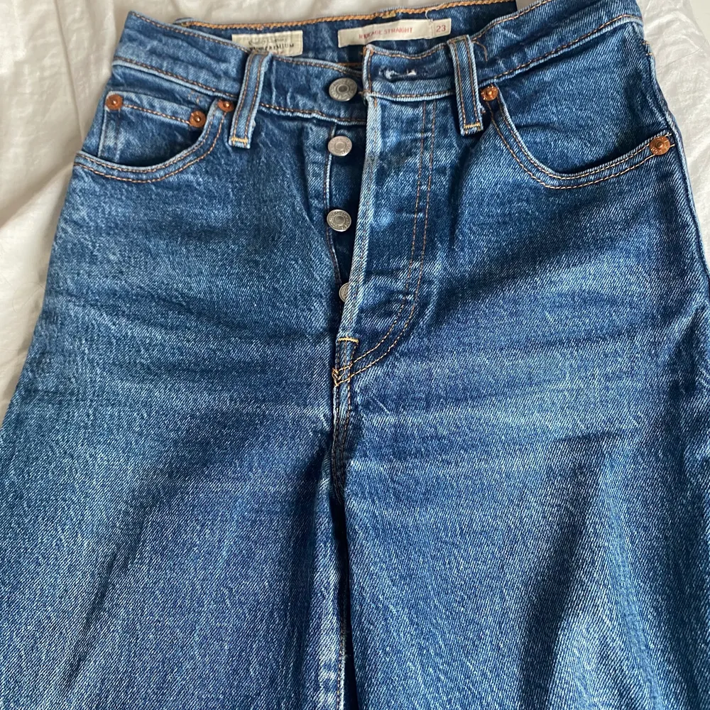 Mörkblå ribcage straight ankle jeans i storlek 23. De är i bra skick! . Jeans & Byxor.