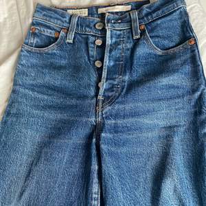 Mörkblå ribcage straight ankle jeans i storlek 23. De är i bra skick! 