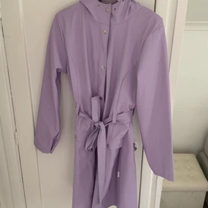 💜PASTELLILA REGNJACKA FRÅN RAINS - Säljer min oerhört fina regnjacka från Rains. Den är i mycket fint skick och knappt använd. Färgen finns inte längre. Nypris: 899kr. Spårbar frakt tillkommer! (Jag är vanligtvis en S) 💜💜💜