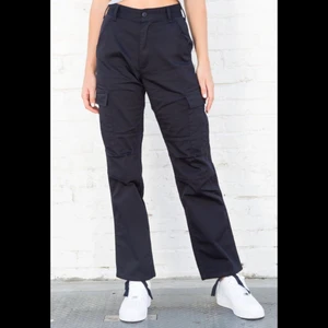 Brandy melville cargo pants - Använda några fåtal gånger men är i väldigt bra skick! Kan skicka bild på mina om man vill, skriv isf så fixar jag! Byxorna är one size men skulle säga att de passar mer en xs/s :)