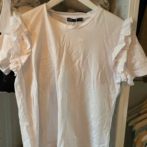 Zara storlek M  - Så söt basic tröja med volanger från Zara, passar till allt helt oanvänd med prislapp kvar.  Säljer då jag har två likadana. Storlek M men passar mig som vanligtvis är xs/s