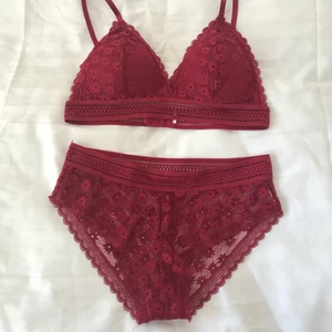 Helt nytt vinrött underklädesset - Helt nytt underklädesset i vinrött spets. Aldrig använt!! Från shein storlek S, högmidjade trosor och justerbara band samt uttagbar vaddering på bh:n😇
