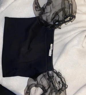 Snygg, söt topp - Säljer denna super söta och snygga toppen ifrån NA-KD. Den sitter tajt på och har puff ärmar. Använd två gånger. Bilder kan man få se på!!!!