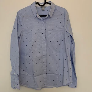 H&M skjorta  - En jätte fin blå skjorta som knappt använd 