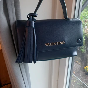 Valentino väska - Liten valentinoväska köpt på zalando något år sedan! Den kan bäras som den är men har även ett längre band så ma. kan ha den som en sideväska 💕