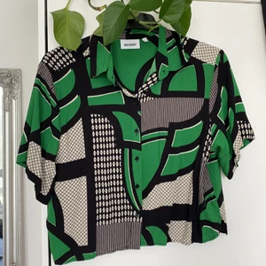 Finaste skjorta från Weekday! - Använd 2 ggr, tyvärr passar inte längre min still😔 size S, men sitter ganska oversized 