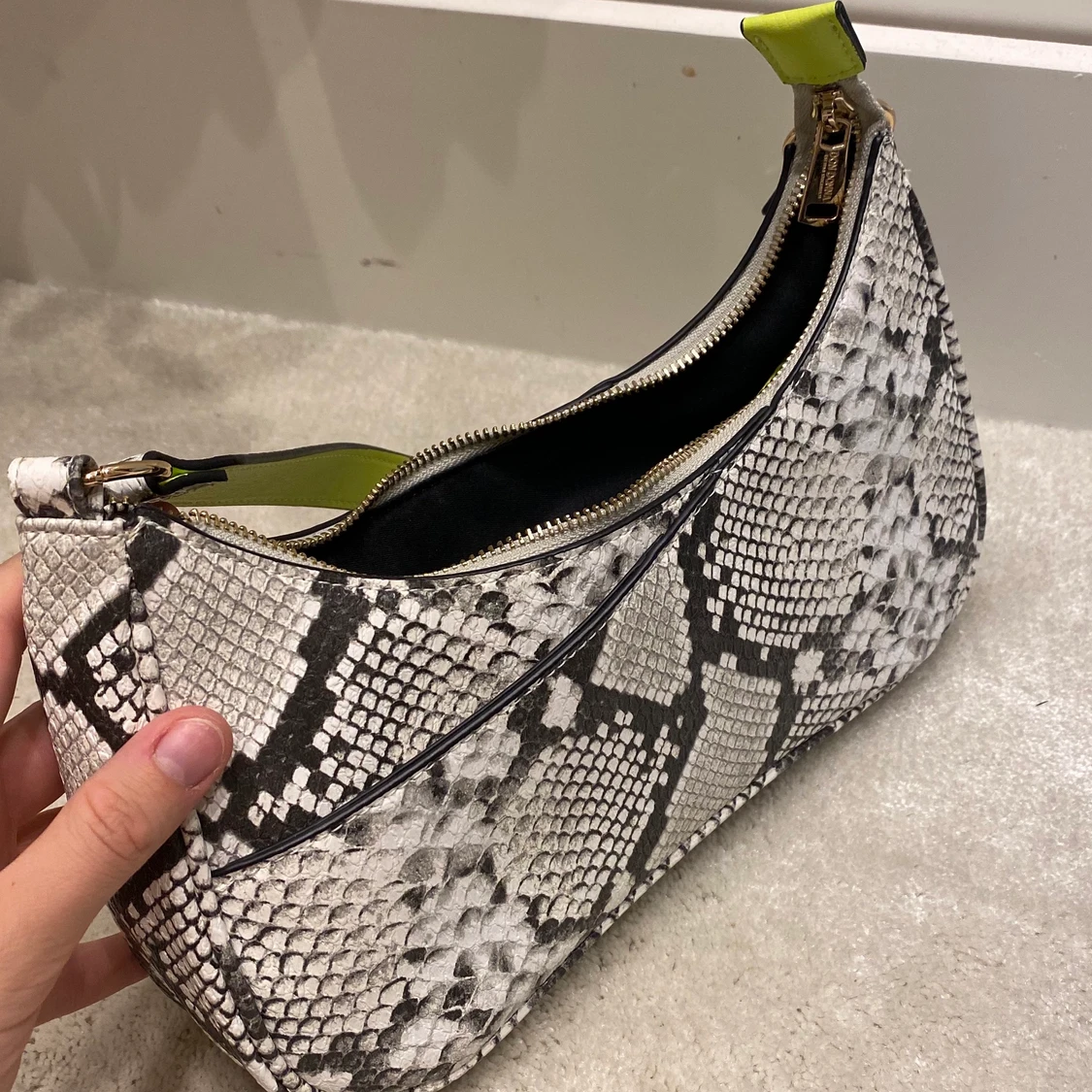 Ormskinn & limegrön väska från ASOS - 90