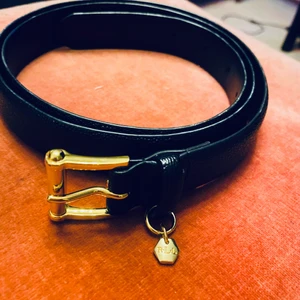 Ralph Lauren läder skärp - Lyxigt Ralph Lauren skärp med gulddetalj