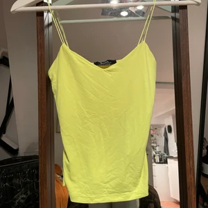 Linne - Linne i gul neonfärg från Bershka. Stl S. Kan fraktas för 48 kr 🌸