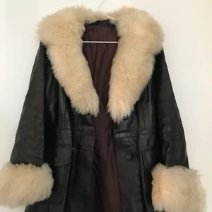 Skinn/pälsjacka - Säljer min sjukt snygga skinnkappa med äkta päls då jag behöver rensa i min jackgarerob. Jackan är köpt här på plick och jag har bara användt jackan vid ett tillfälle. Jackan är i äkta skinn och päls så superkvallé plus håller värmen nu till hösten. En sprucken söm bak på ena axeln men inget som syns då detta mestadels sitter under kragen. 🌻✨ 