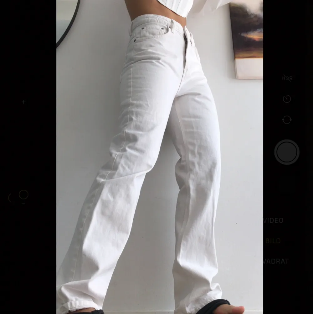 säljer ett par as coola baggy vita jeans, sitter som en smäck 😍 fräschatill hösten dessutom!  bud i komentarerna om fler är intresserade. Jeans & Byxor.