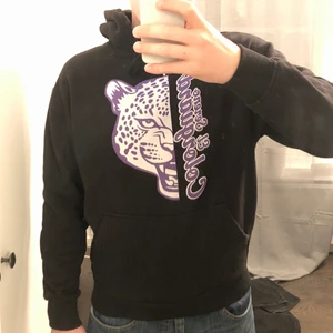 Vintage Hoodie  - Säljer denna snygga vintage Hoodie med en lila puma på, riktigt snygg men lite liten för mig som vanligtvis har M men sitter ändå helt ok som ni ser på bilden, skulle säga att den passar för det mesta de som har S. Kolla min sida för fler snygga hoodies!!!