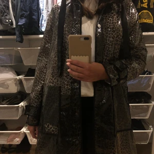 Zara regnjacka - Trendig zara regnjacka i mörkt leopardmönster med knappar, luva och fickor 🤎