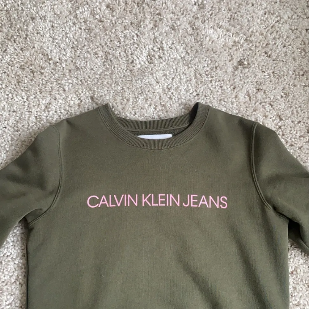 Jättefin Calvin Klein tröja med rosa tryck!jättebra skick och i storlek xs! ❤️. Tröjor & Koftor.