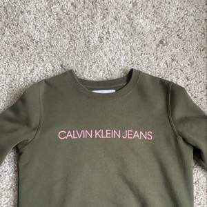 Jättefin Calvin Klein tröja med rosa tryck!jättebra skick och i storlek xs! ❤️