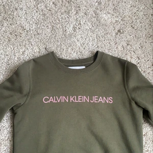 Calvin Klein tröja - Jättefin Calvin Klein tröja med rosa tryck!jättebra skick och i storlek xs! ❤️