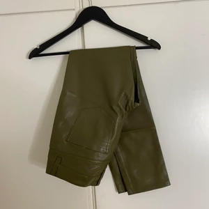 Faux leather byxor  - Olivgröna faux skinn byxor i strl 36  Raka i benen