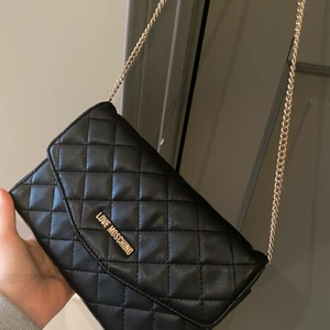 Love mischino väska - En stilren skinnväska i superfint skick.☺️