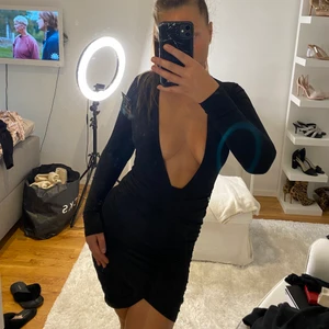 Svart klänning  - Perfekt svart festklänning med djup urringning strl S  Säljer pga lite för liten för mig (mer som xs)  Köpt från Nelly prislapp kvar