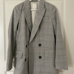Grå Blazer från H&M - Aldrig använd, det är storlek xs men skulle passa xs-m beroende på hur man vill att den ska sitta. 