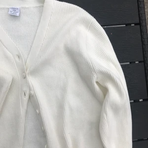 Vit croppad tröja med knappar🤍🤍 - Vit croppad kofta i ribbat material med knappar🤍🤍 pris går att diskutera🤍🤍BUDA💕 PRISET DU BUDAR Ä INKLUSIVE FRAKT💕