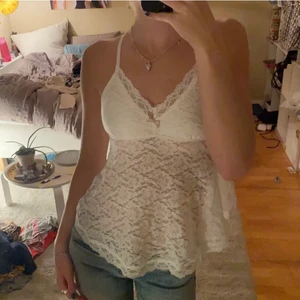 topp - Säljer denna skit söta topp i spets som knappt är använd!!❤️