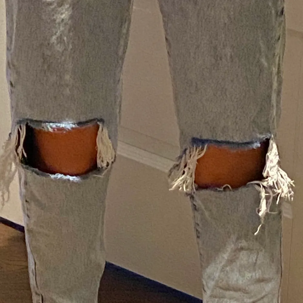 Dessa fina jeans är från Gina tricot hål på varje knä och tajtare upptill, säg säljer nu för att dom är för korta för mig❤️köparen står för frakten💕nästan inte ens använda. Jeans & Byxor.
