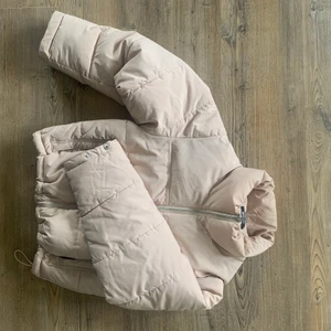 Dunjacka i kort modell, GinaTricot - En varmt beigefärgad dunjacka i bombermodell som nu säljes i gott skick. Justerbar resår i midjan. Storlek XS, men jag som brukar passa i medium kan ha den utan problem - ville ha den tight på. Knappt använd då jag har för mycket jackor att välja på. Inköptes för 700:- och säljes för 300:- där frakten ingår. Bara att höra va dig om du vill ha fler bilder 😊🙌🏻