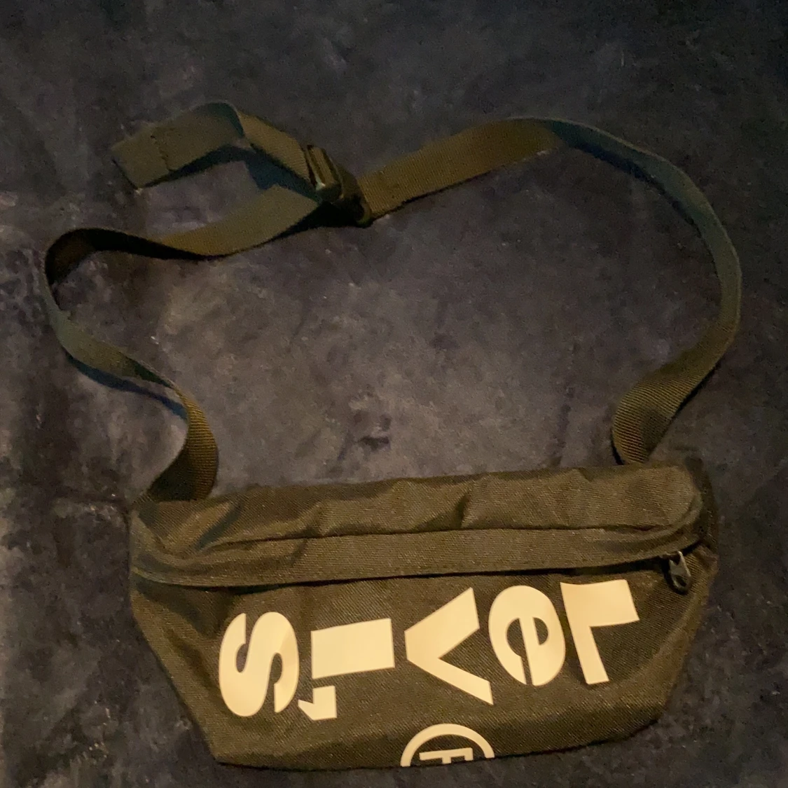 Svart levís magväska