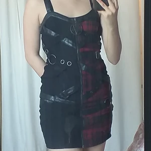 Röd klänning size S - Köpt för 600 säljer för 500. En röd klänning med svarta "kedjor" runt. Köpt för ungefär 3 månader sen och använd 2 gånger. Skicket är extremt bra.