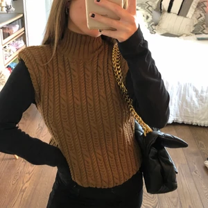 Brun Kabelstickad Väst  - Brun tjock kabelstickad väst ifrån Zara! Köpt förra hösten men endast använd ca 2 gånger så den är i nyskick! Den är i storlek M men jag skulle säga att den passar allt från XS till M ☺️