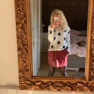 vinröd kjol i skinnimitation från zara  - söt röd kjol i skinnimitation från zara❤️❤️