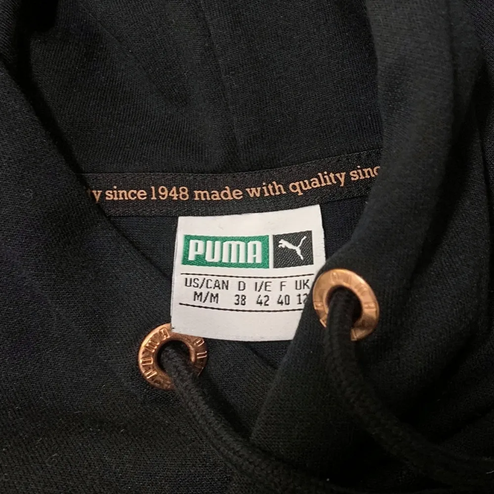 Svart lång hoodie från märkte Puma. Passar också mig som är en xs/s, använd endast en gång och då med svarta tights till, men passar likabra barbent som med jeans. Stabil luva! . Hoodies.