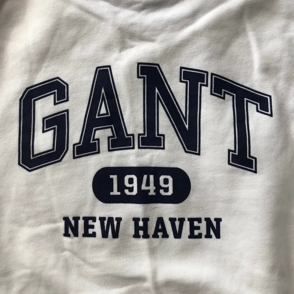 En oanvänd Gant sweatshirt i storlek M. Ny pris:900kr. Hoodies.