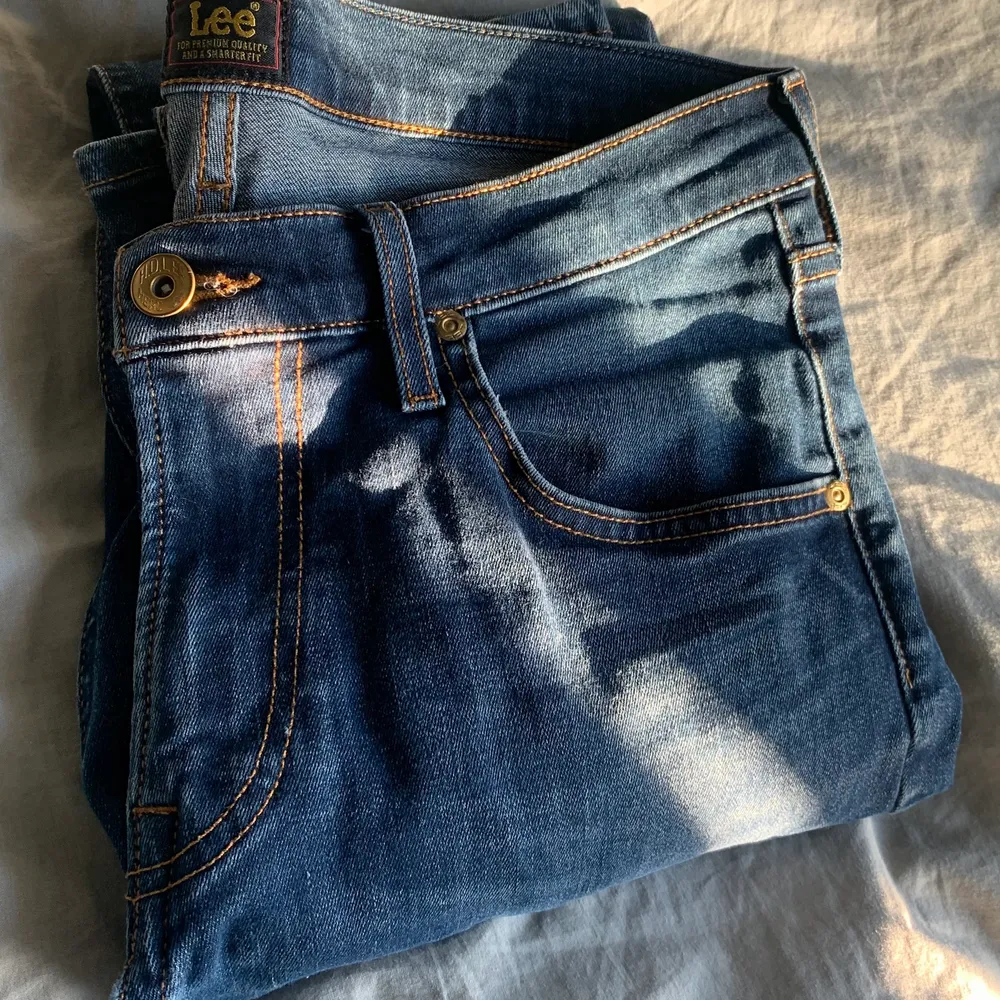 Lee skinny jeans som är ganska så använda men finns inga hål, bara fåtal ljusare partier vilket man ser. Ordinare pris: 999kr. Står ingen stolek men skulle gissa på W 31 L 31.. Jeans & Byxor.