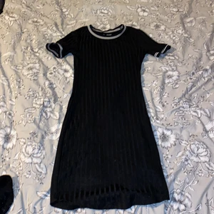 Svart klänning  - Svart tajt klänning i strl 32 passar nog 34 då den är stretchig. En gammal favorit men växte ut den för några år sen