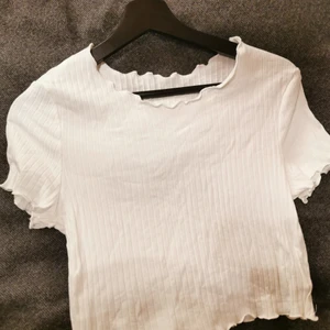 Vit t-shirt  - Vit t-shirt i storlek s, 50 kr plus frakt 