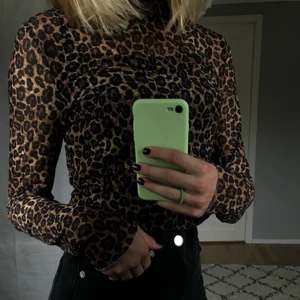 Cool tröja - Säljer denna snygga tröja! Vet tyvärr inte vart den kommer ifrån men på bild två finns en lapp! Den är i strl 158/164 men passar som en XS/S. Använd ett fåtal gånger så den är i mycket bra skick! Det är som en blus i materialet och det finns ett insytt linne i den eftersom att den är lite genomskinlig🐆