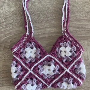 Virkad handväska - Liten handgjord virkad axelremsväska (14x17cm)  som passar perfekt för att ha t.ex. mobil, pengar och nycklar i. 