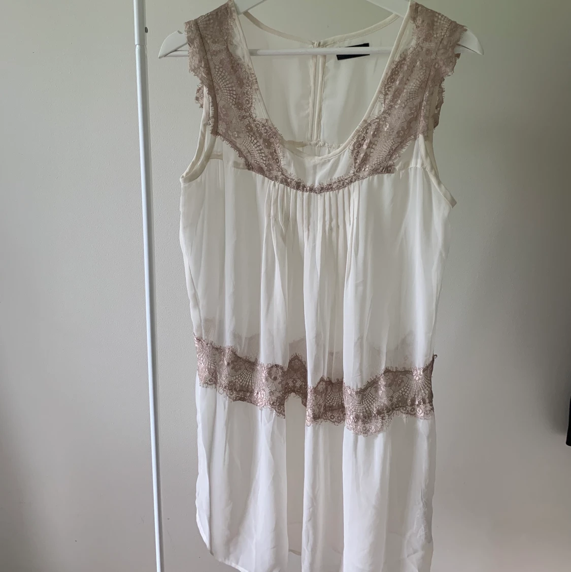 Créme färgad klänning Vero Moda strlk M