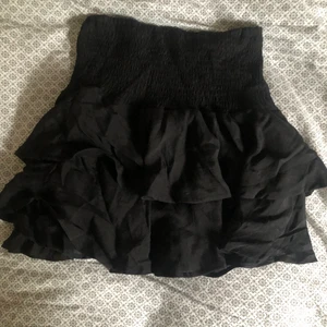 Kjol - Fin volang kjol i storlek s. Använd 1 gång.         Köparen står för frakten!