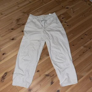 HM straight leg jeans storlek 40 - Jättesnygga straight leg jeans från H&M. Köpt hösten 2020 på HM. Knappt använda. Nypris 350kr. Köparen står för frakt! Kolla gärna in mina andra anonser❤️