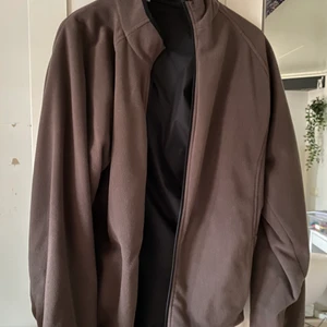 Brun fleece jacka - Brun fleece jacka men vindskydds tyg på insidan, oversized och perfekt till hösten💕