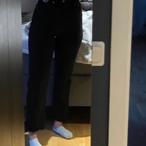 Ribcage Levis  - Säljer mina svarta Ribcage straight! Storlek w25 och längd 27! 400kr+frakt!🍀skriv för fler bilder