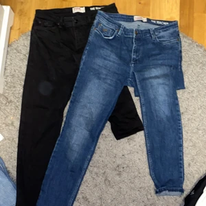 Jeans i nyskick - Två par jeans från Dobber. Köptes på MQ har jag för mig. Så gott som aldrig använda. Storlek 29. Båda paren har samma passform. 75 kr styck eller 125 kr för båda. PM för mer info och bilder🥰