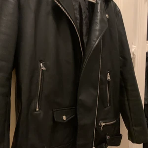 Skinnjacka  - En ganska så oanvänd skinnjacka, Max använd 4 gånger. Säljer då den inte passar mig i storleken, jag skulle säga att den passar xs-m beroende på hur man vill att den ska sitta. Väldigt fin